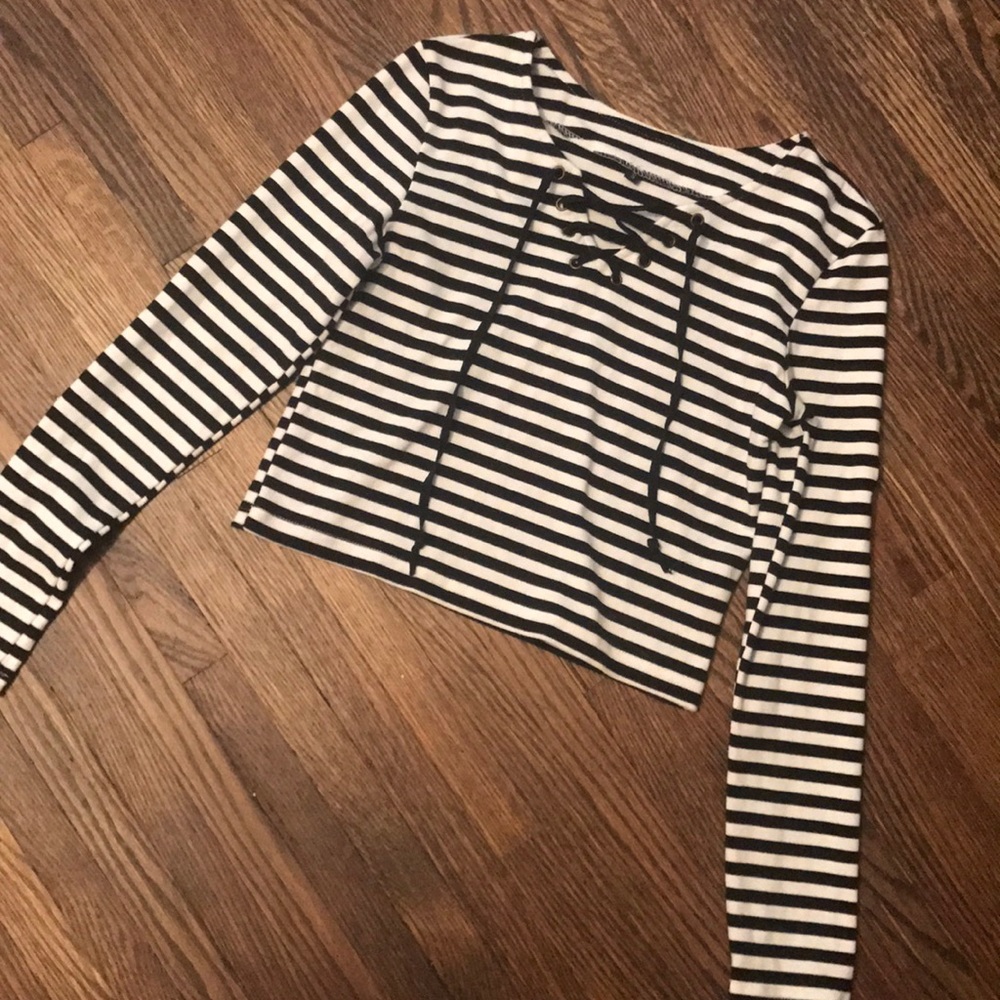 Small black and white crop top